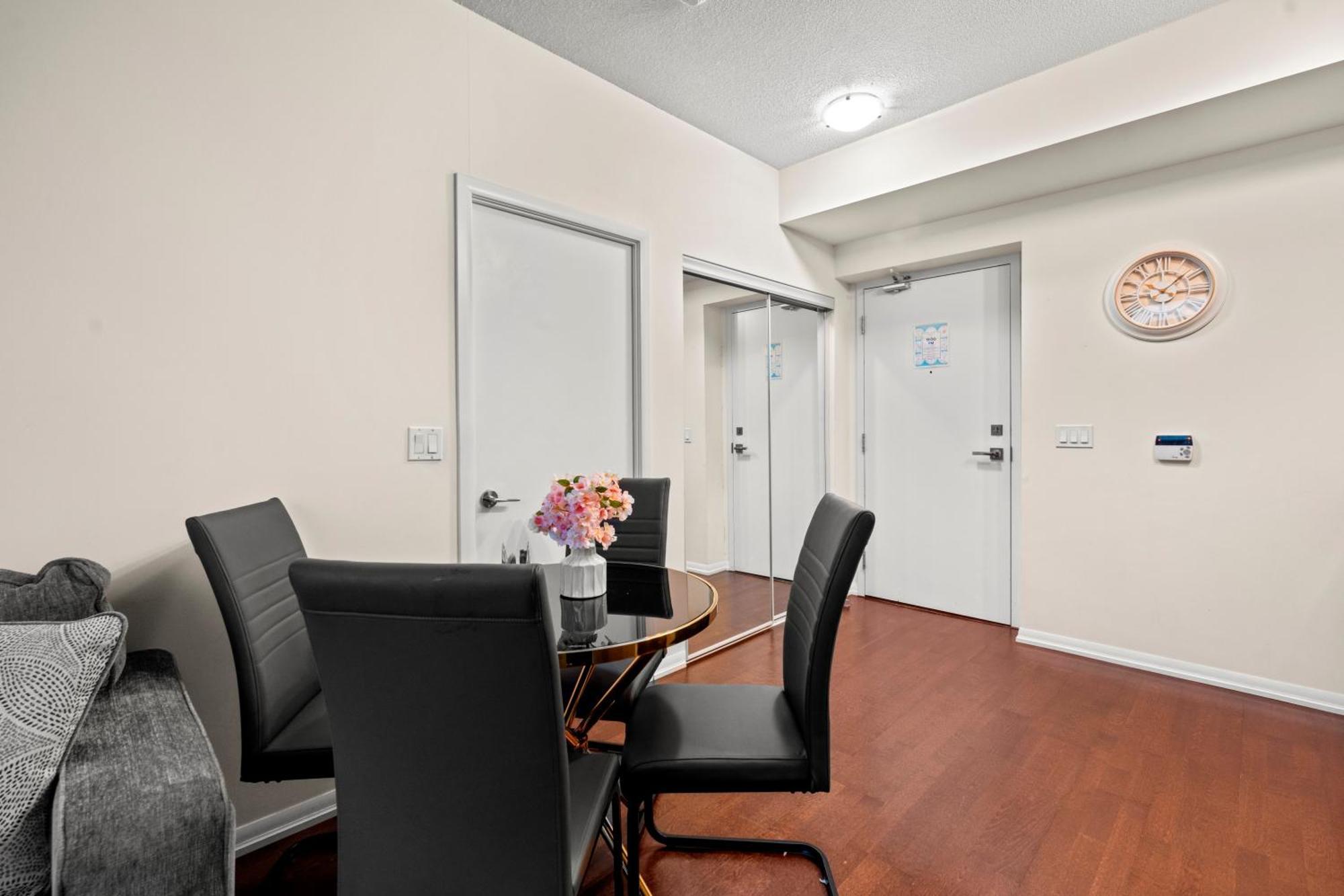 Globalstay. Burano Condos In Downtown Торонто Экстерьер фото